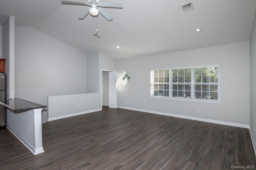 216 Center Court - Photo 4