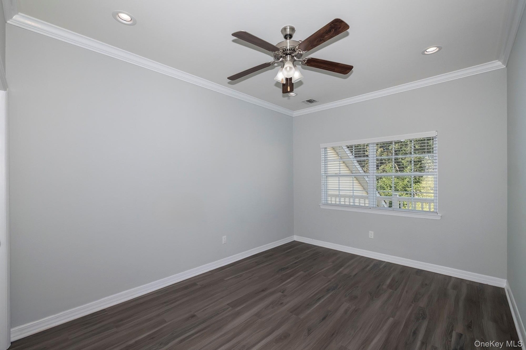 216 Center Court - Photo 7