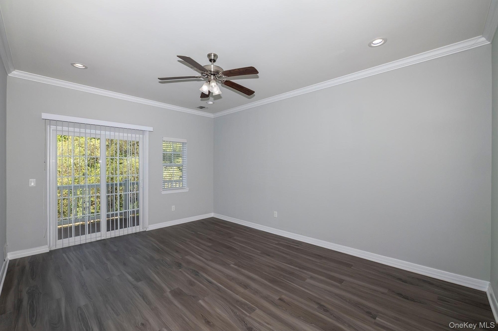 216 Center Court - Photo 5