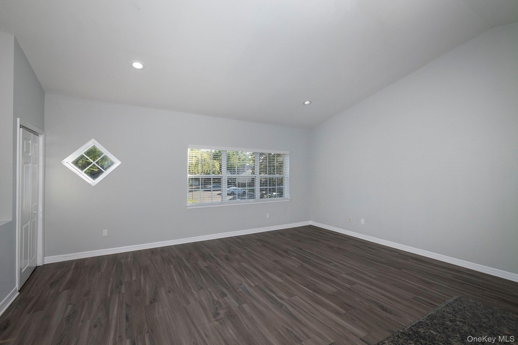 216 Center Court - Photo 3