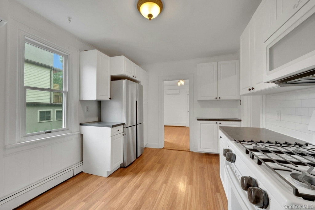 437 Warburton Avenue - Photo 2