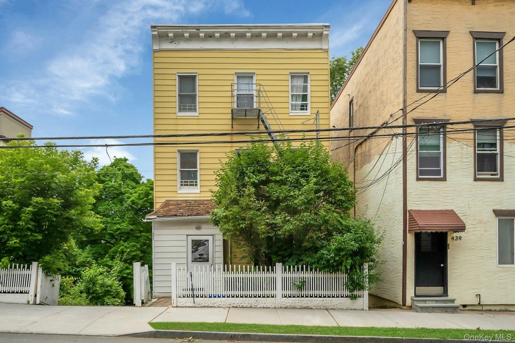 437 Warburton Avenue - Photo 0