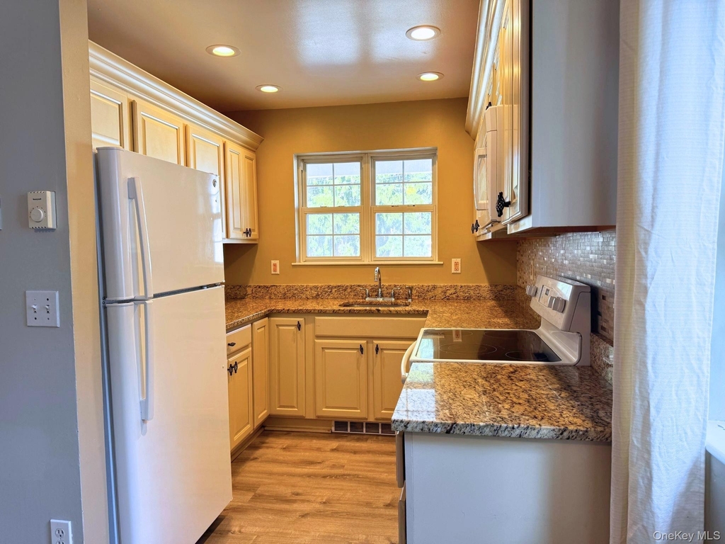 33 Fowler Avenue - Photo 2