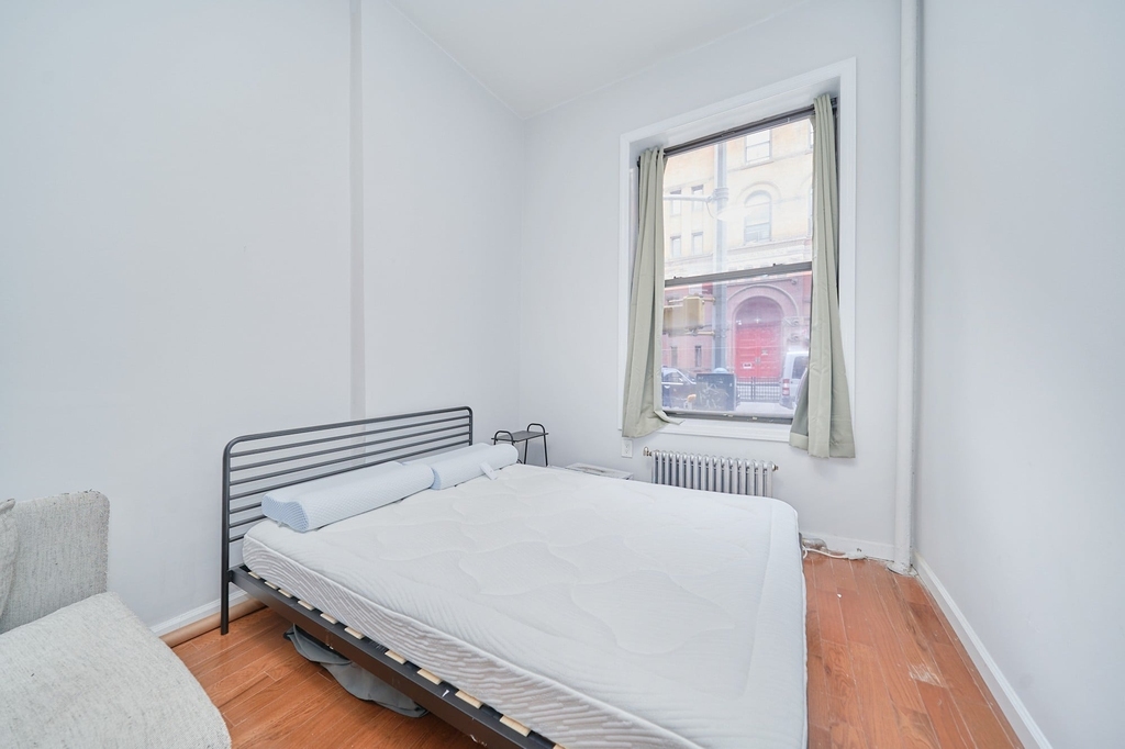 331 W 43rd Street - Photo 2