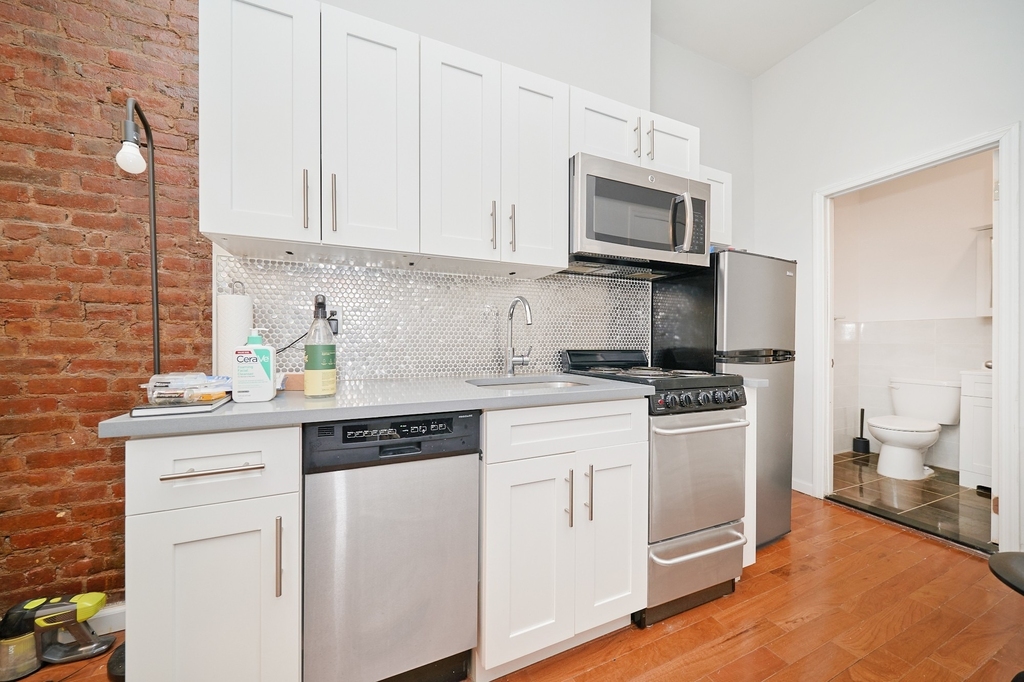 331 W 43rd Street - Photo 3