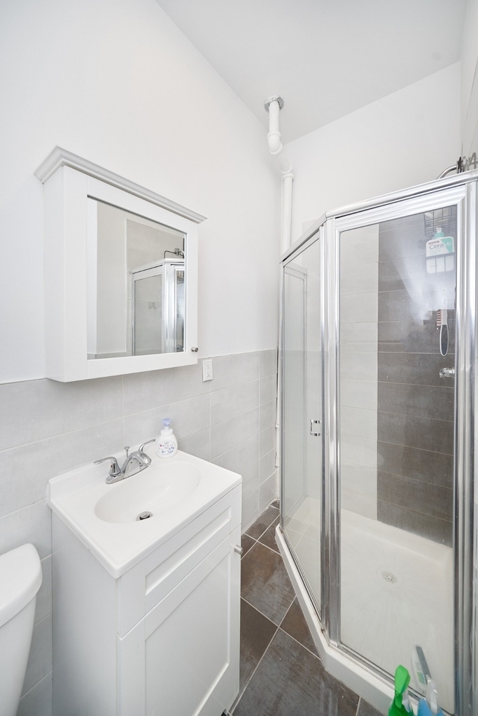 331 W 43rd Street - Photo 5