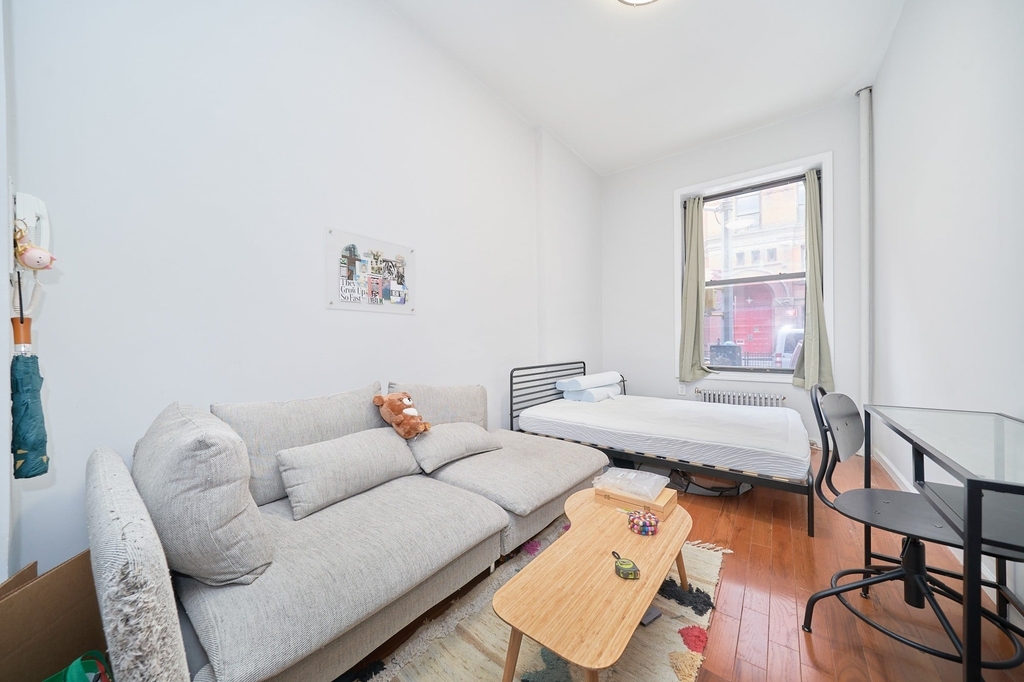 331 W 43rd Street - Photo 0