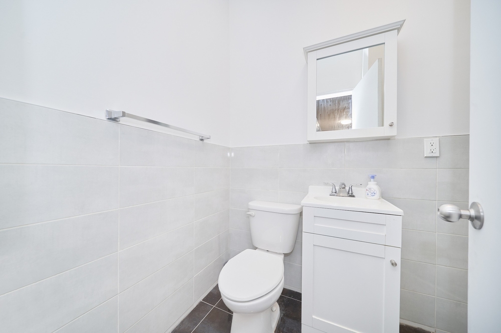 331 W 43rd Street - Photo 4