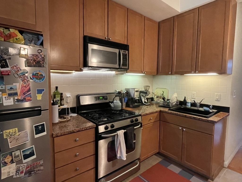 221 Van Brunt Street - Photo 3