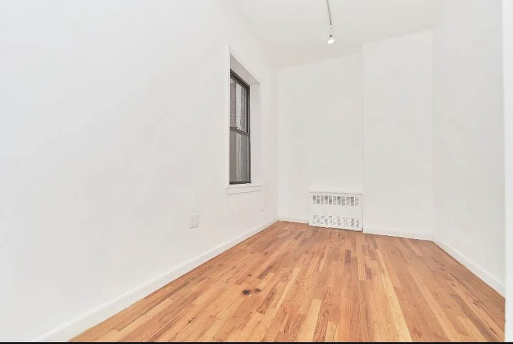 233 E 12th Street - Photo 2
