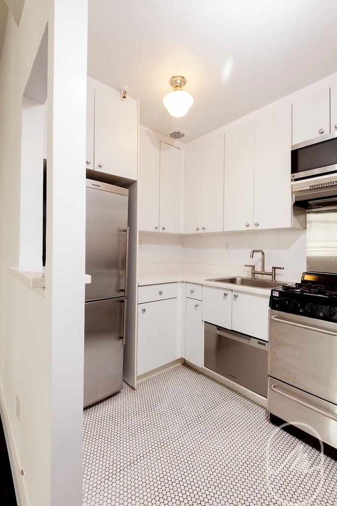 127 4th Avenue - Photo 3
