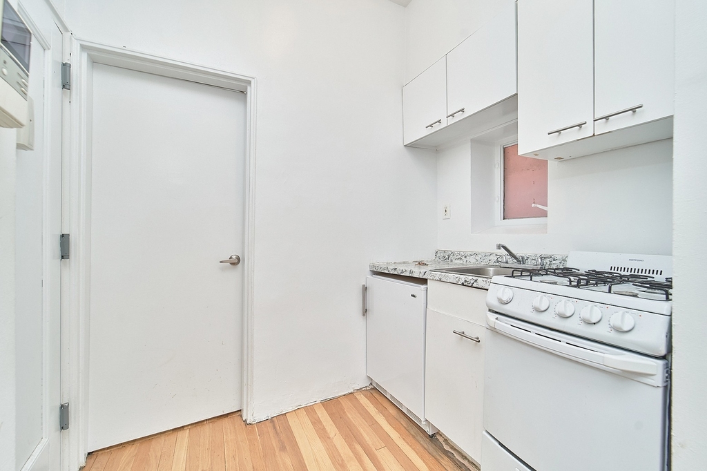 353 W 44th Street - Photo 6