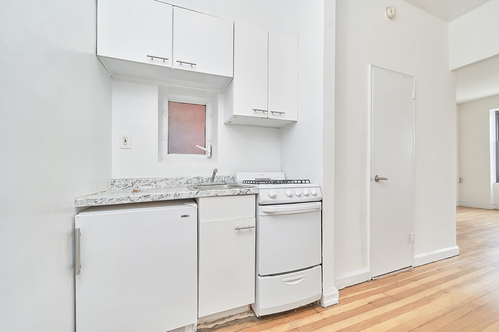 353 W 44th Street - Photo 7