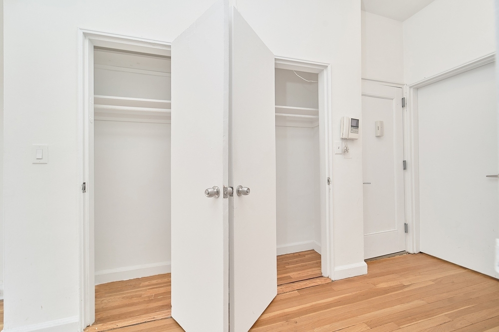 353 W 44th Street - Photo 5