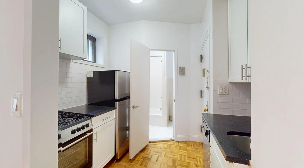 West 50th Street - Photo 4