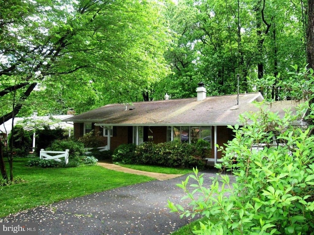 3913 Moss Drive - Photo 0
