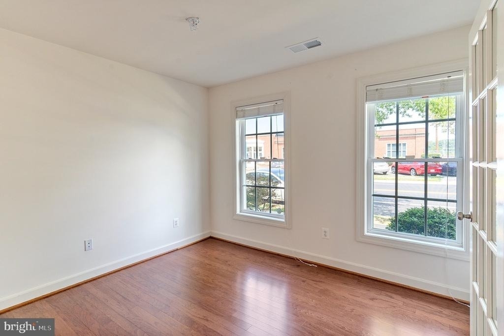 908 W Glebe Road - Photo 2