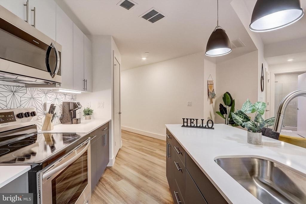 3029 W Glenwood Avenue - Photo 2