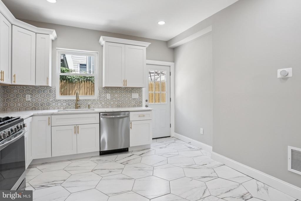 2225 N Waterloo Street - Photo 10