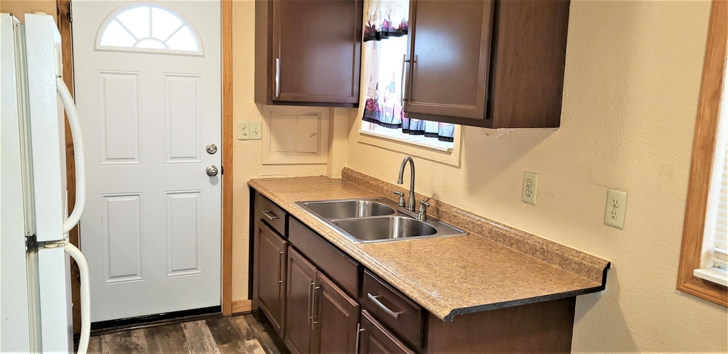 640 Calder Street - Photo 2