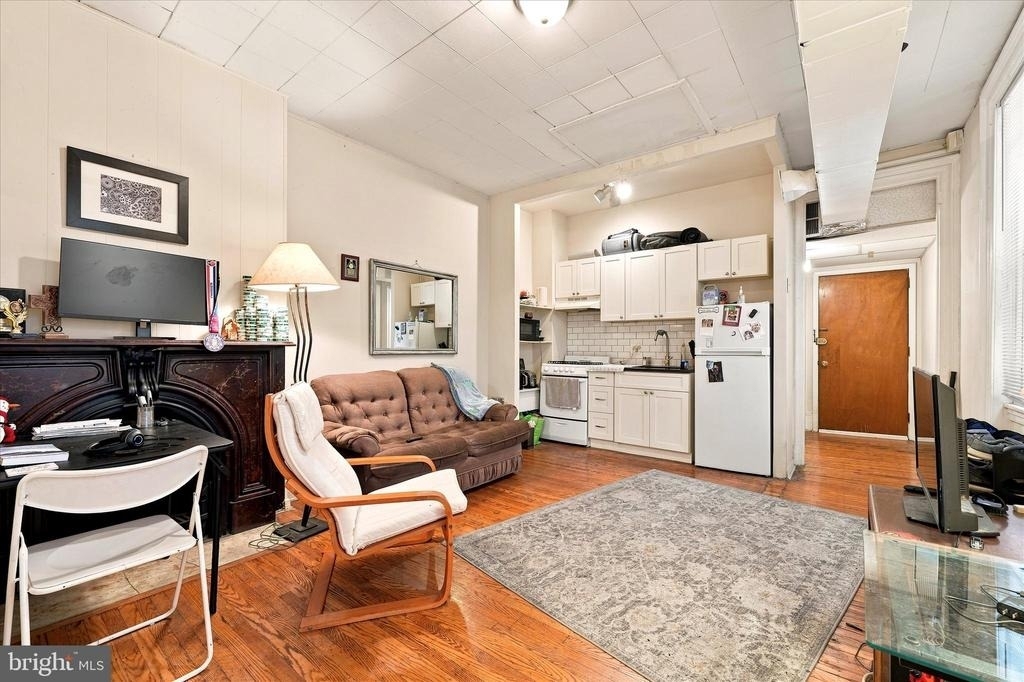 1807 Spruce Street - Photo 2