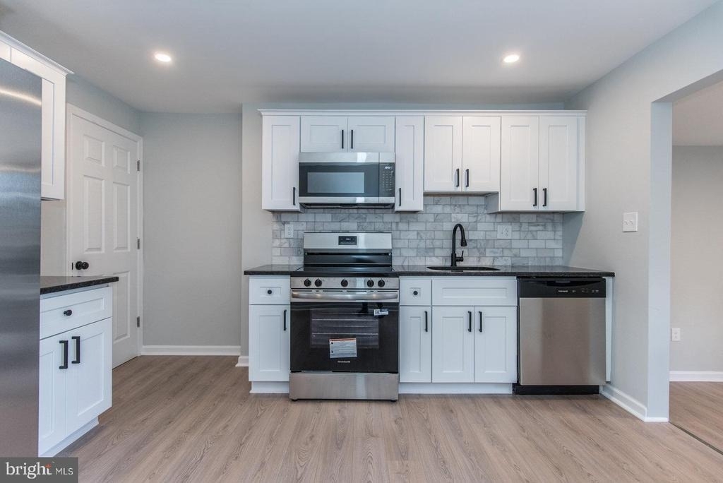 647 Spruce Street - Photo 7