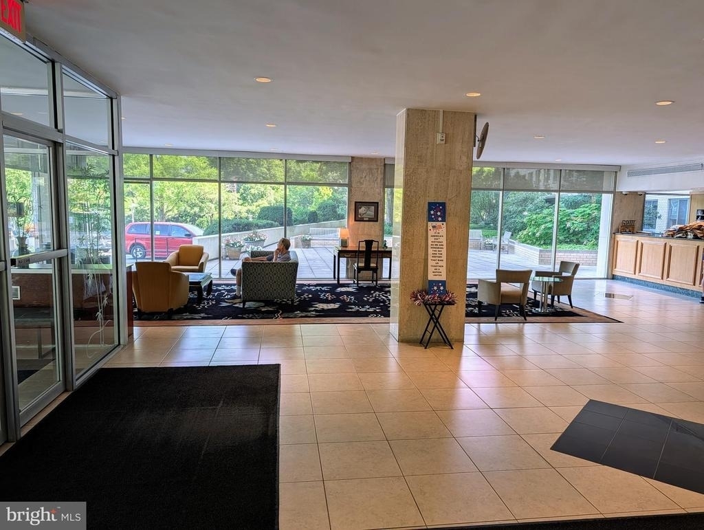 10401 Grosvenor Place - Photo 9