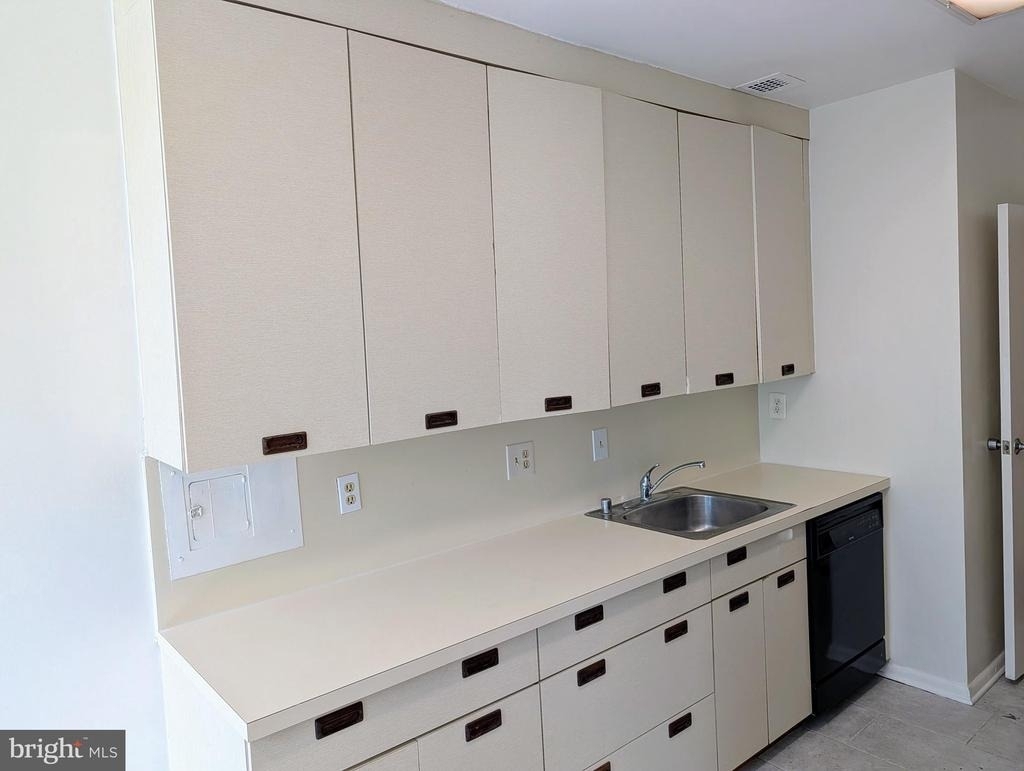 10401 Grosvenor Place - Photo 35