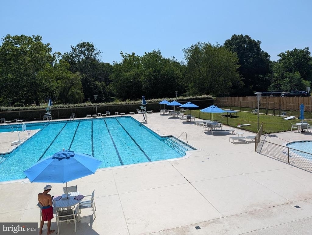 10401 Grosvenor Place - Photo 4