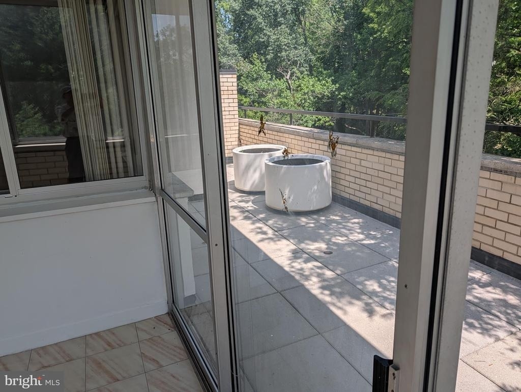 10401 Grosvenor Place - Photo 29
