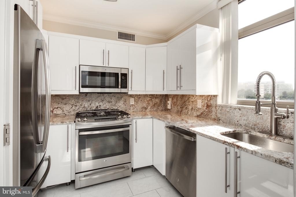 7111 Woodmont Avenue - Photo 12