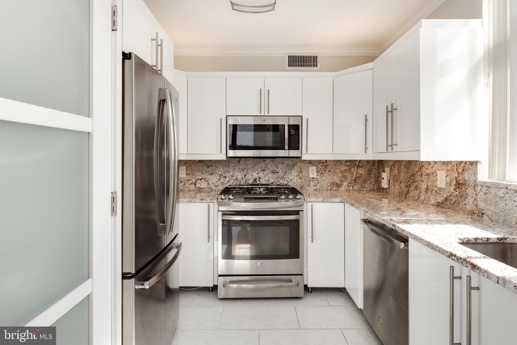 7111 Woodmont Avenue - Photo 10