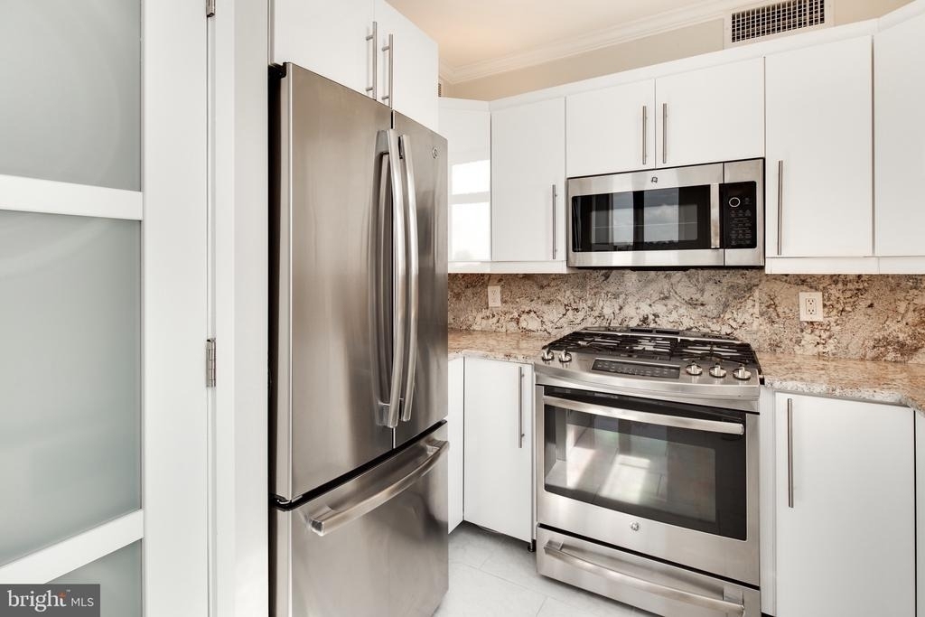 7111 Woodmont Avenue - Photo 11