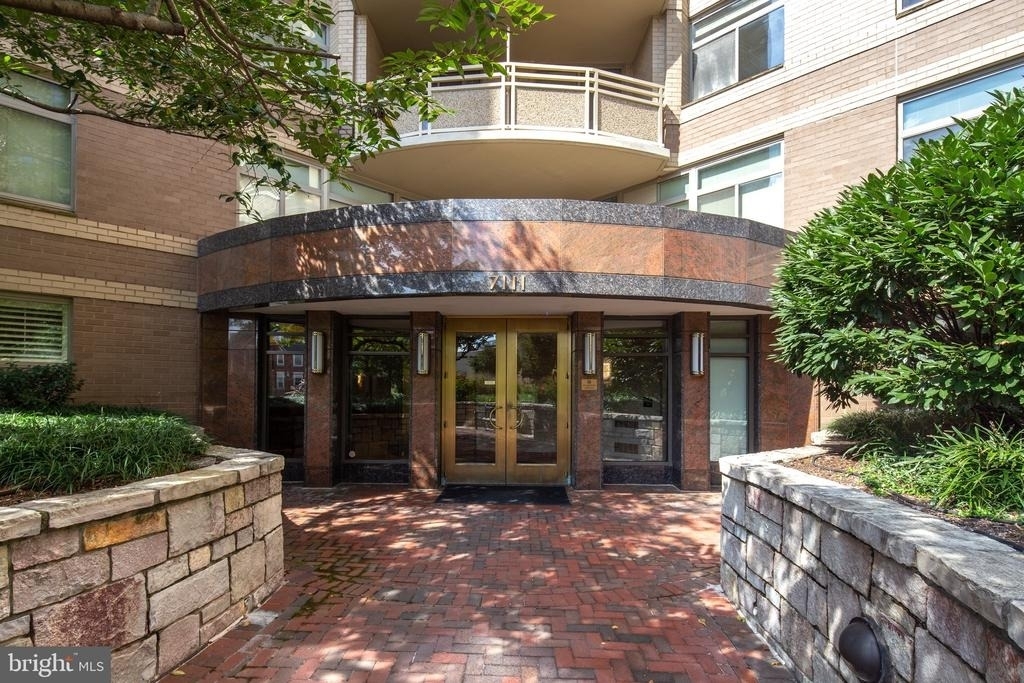 7111 Woodmont Avenue - Photo 29