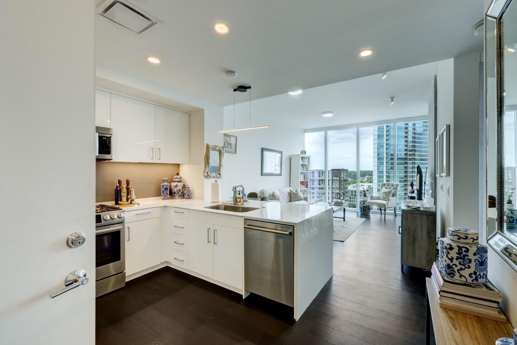 301 West Ave - Photo 2