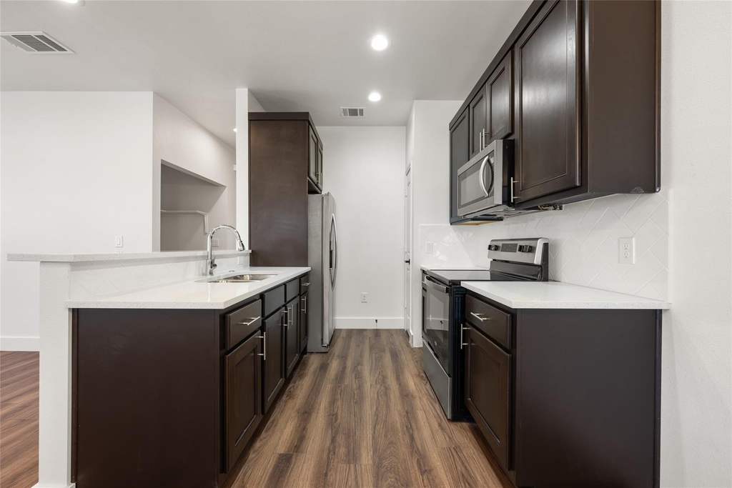 15407 Armstrong Ave - Photo 9