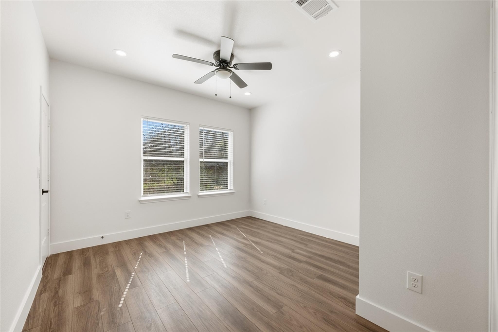 15407 Armstrong Ave - Photo 14