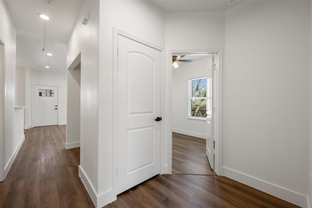 15407 Armstrong Ave - Photo 19