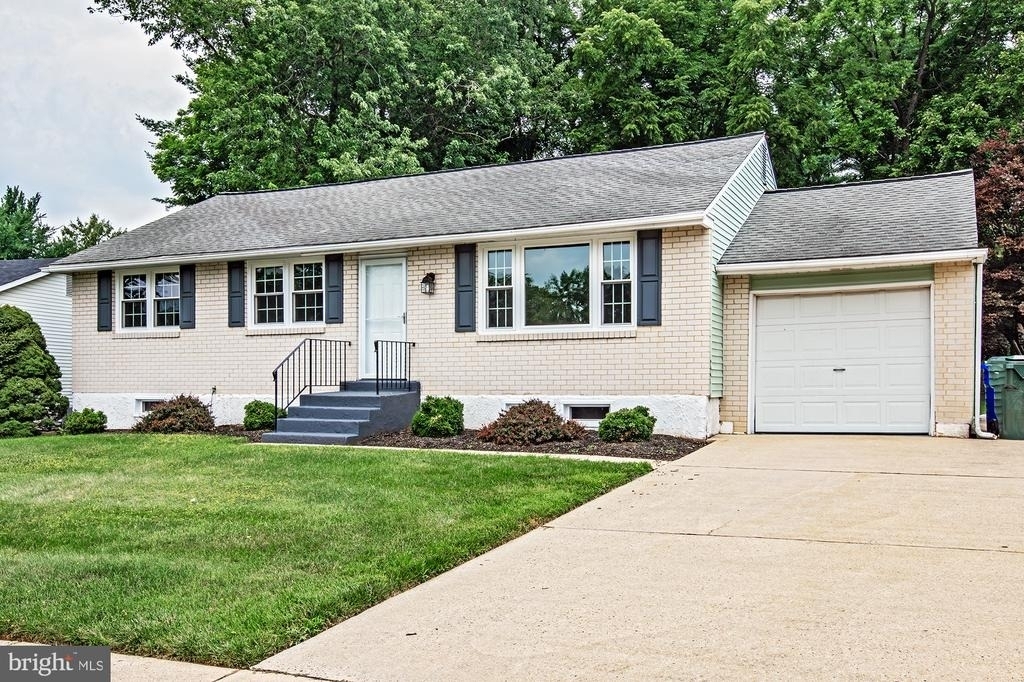 581 Hemingway Drive - Photo 0