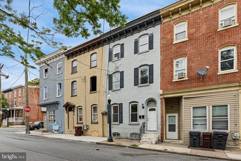 715 W 8th - Photo 0