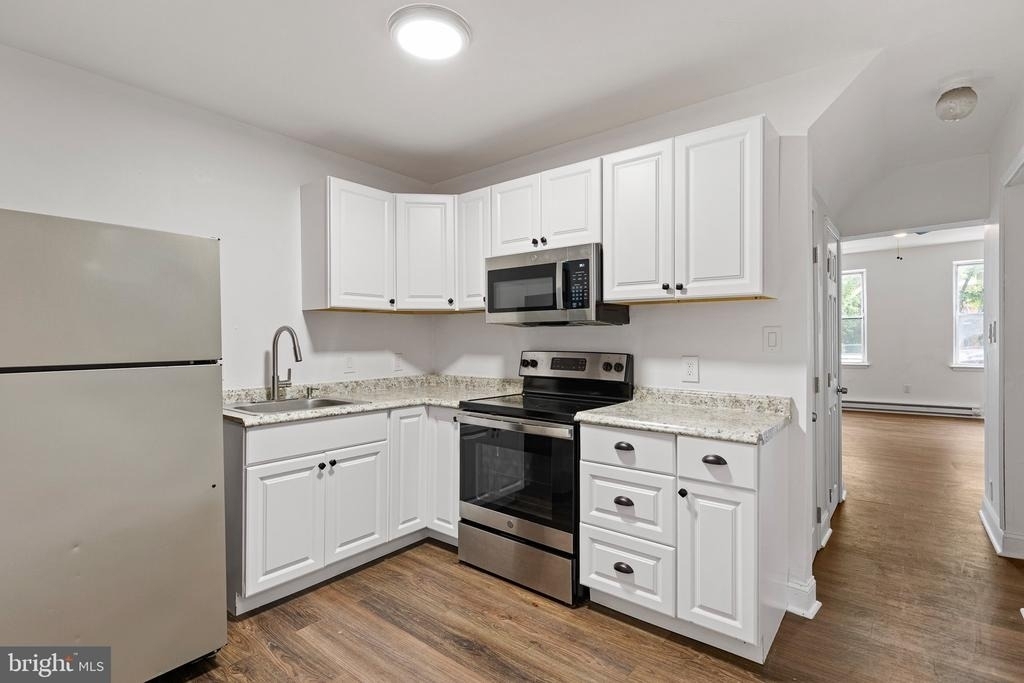 715 W 8th - Photo 3