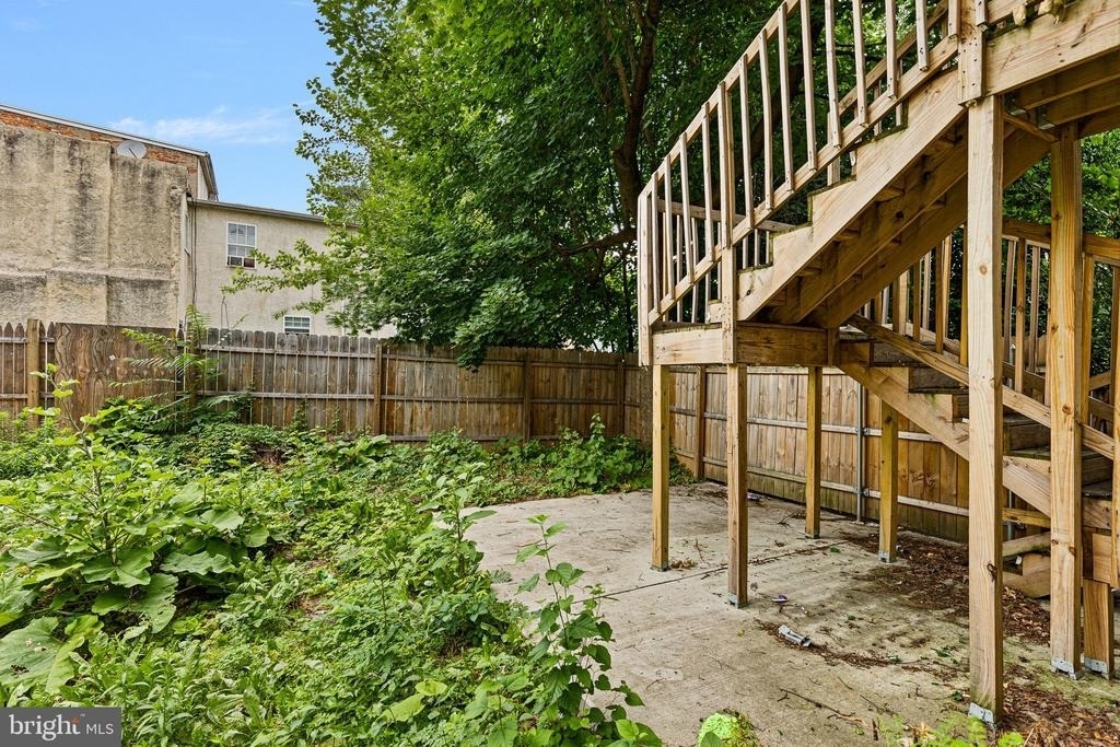 715 W 8th - Photo 2