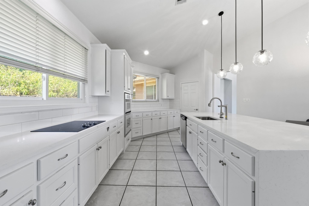 409 Beardsley Ln - Photo 2