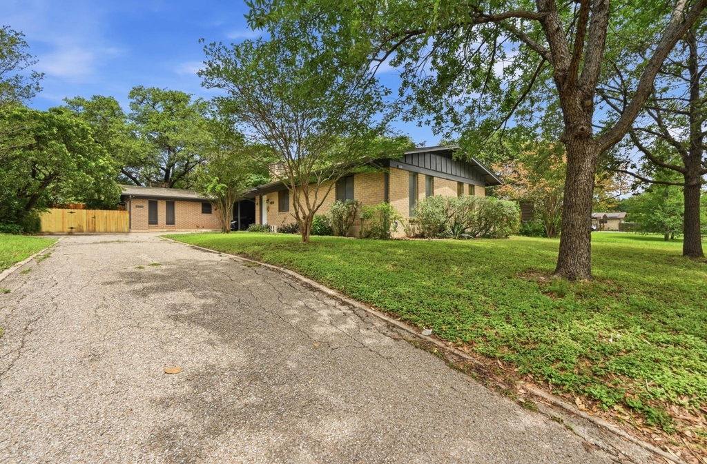 8910 Little Walnut Pkwy - Photo 0