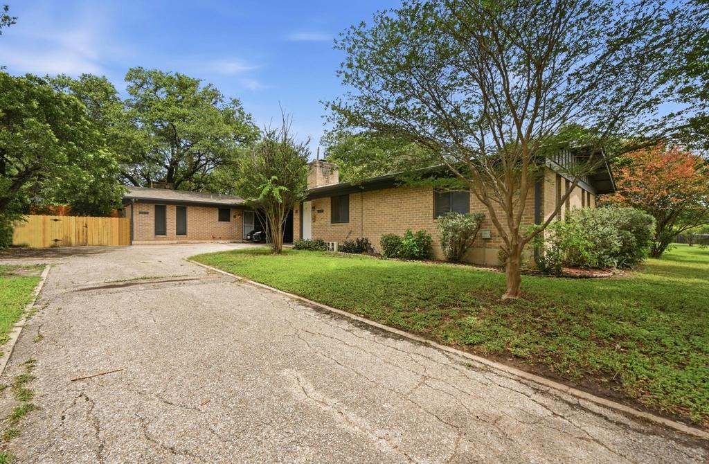 8910 Little Walnut Pkwy - Photo 2