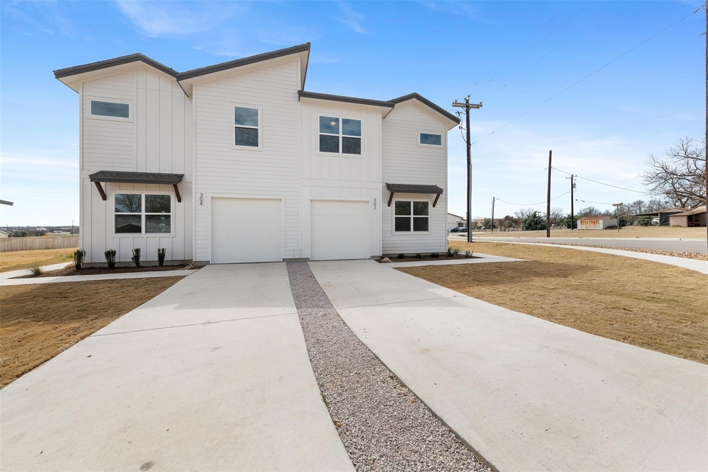 302 E 19.5 St - Photo 2