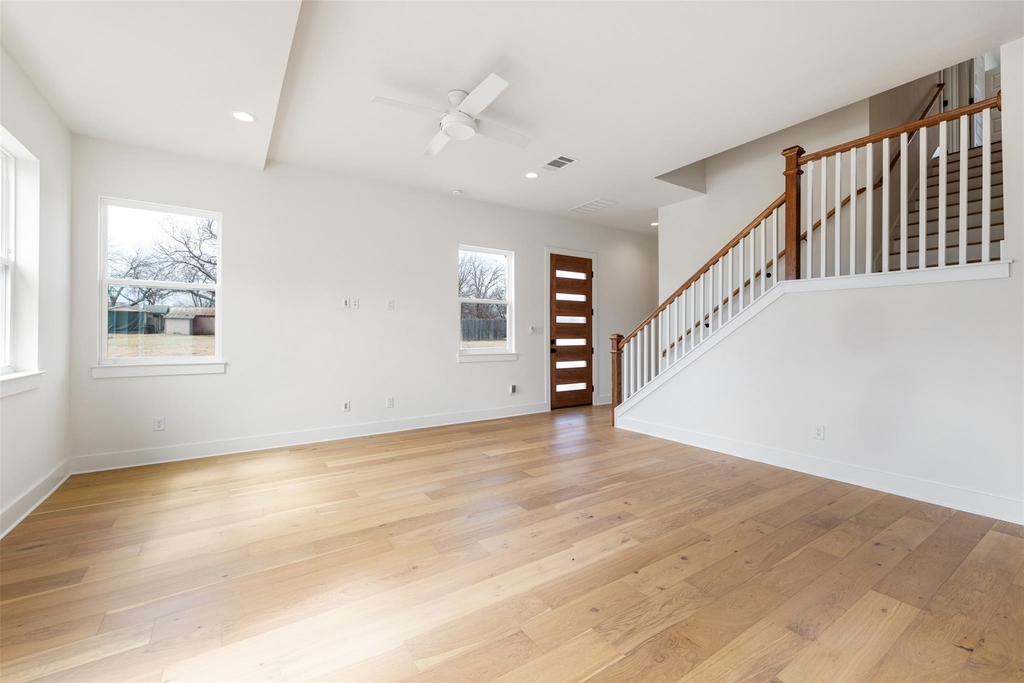 302 E 19.5 St - Photo 6