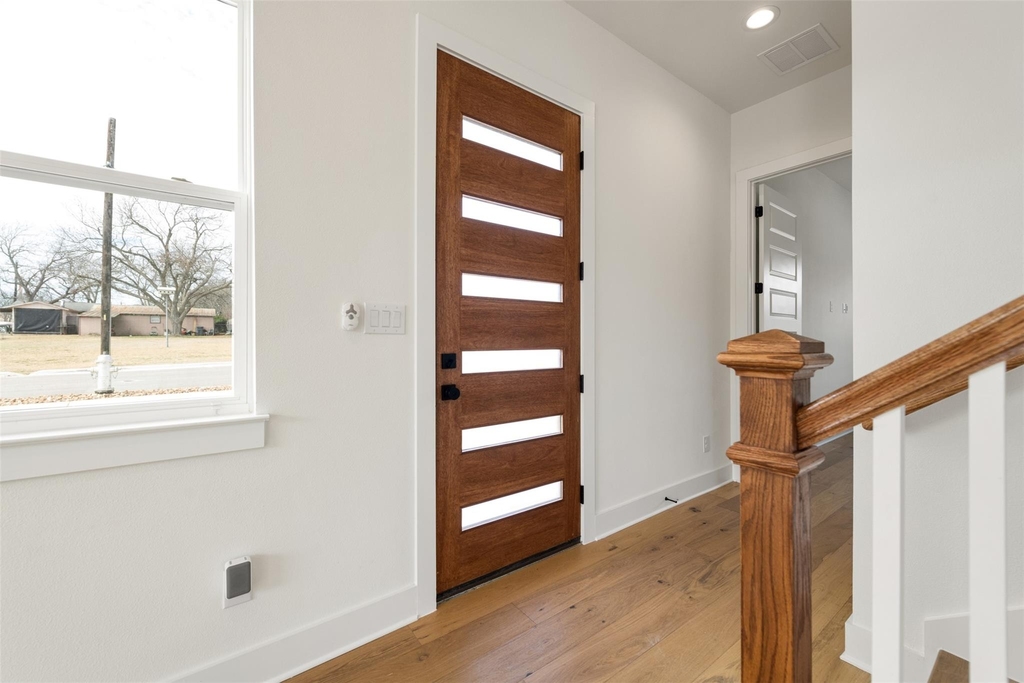 302 E 19.5 St - Photo 4