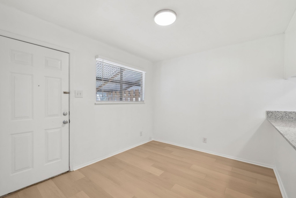 418 Sarah St - Photo 7