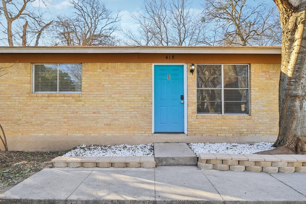 418 Sarah St - Photo 1